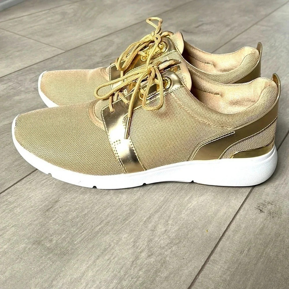 HP⭐️ MICHAEL KORS NWOT Amanda Mesh Gold Metallic Sneakers, Size 8 - Picture 6 of 9